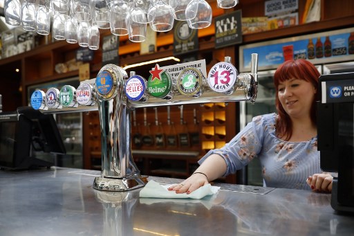 Um membro da equipe de um pub de Wetherspoons, no norte de Londres, limpa o bar em preparaÃ§Ã£o para a reabertura de bares no inÃ­cio do prÃ³ximo mÃªs.