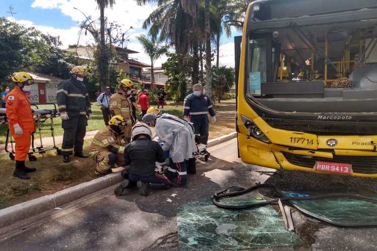 Um Ã´nibus bateu na traseira do outro no sinal: trÃ¢nsito ficou interditado