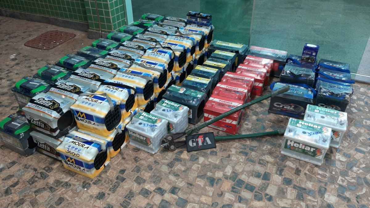 A PolÃ­cia Civil investiga se as baterias encontradas no interior do veÃ­culo eram produtos de aÃ§Ã£o delituosa