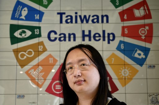 Ministra digital de Taiwan, Audrey Tang, posando para uma foto em um centro de inovaÃ§Ã£o em Taipei.