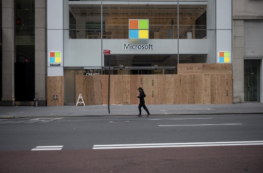 Uma loja da Microsoft saqueada e fechada Ã© vista apÃ³s uma noite de protesto pela morte de um afro-americano George Floyd em Minneapolis, em Manhattan, na cidade de Nova York.