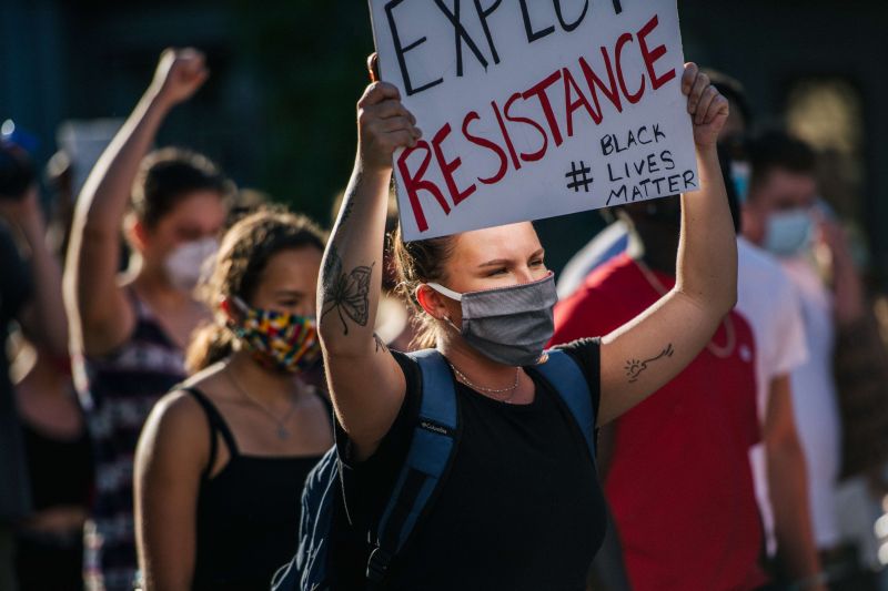 Manifestantes do Black Lives Matter estavam no centro de Louisville para protestar contra o assassinato da afro-americana Breona Taylor