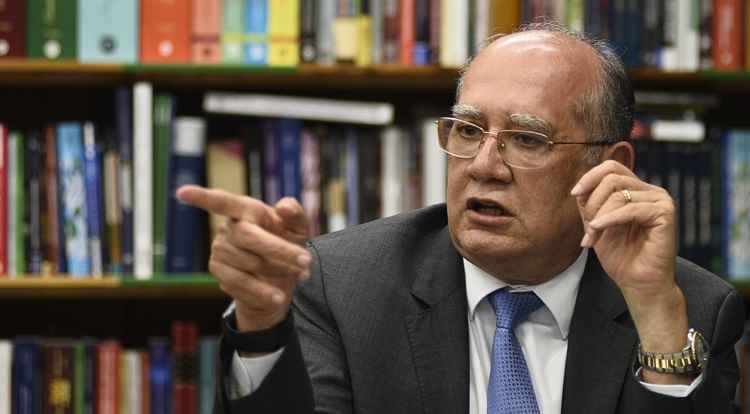 AtÃ© que a Suprema Corte possa analisar essa solicitaÃ§Ã£o, o ministro Gilmar Mendes resolveu interromper temporariamente os processos que discutem a controvÃ©rsia