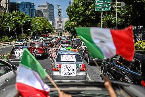 Na Cidade do MÃ©xico, manifestantes foram Ã s ruas pedir a renÃºncia do presidente AndrÃ©s LÃ³pez Obrador