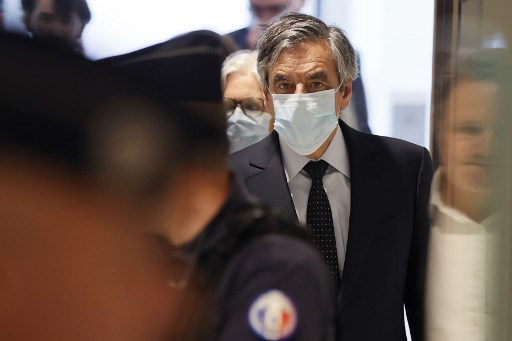 O ex-primeiro-ministro francÃªs FranÃ§ois Fillon (R) chega ao tribunal de Paris em 29 de junho de 2020 para a decisÃ£o de um julgamento por peculato no contexto de uma suposta fraude no emprego.