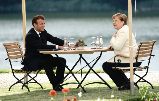 A chanceler alemÃ£ Angela Merkel se encontra com o presidente francÃªs Emmanuel Macron em 29 de junho de 2020 na casa de hÃ³spedes do governo alemÃ£o em Meseberg, nos arredores de Berlim.