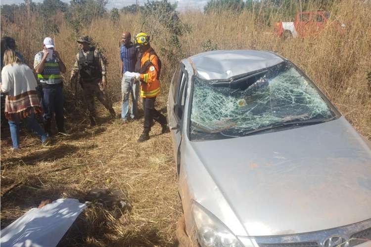 O carro Ã© um Hyundai I30 de cor prata. Familiares foram ao local para reconhecer a vÃ­tima