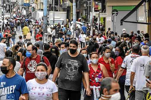 MovimentaÃ§Ã£o de pessoas nas ruas de SÃ£o Paulo: estado contnua na lideranÃ§a dos nÃºmeros da pandemia no paÃ­s, com 275.145 casos e 14.398 Ã³bitos