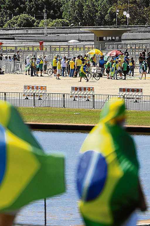 Simpatizantes de Bolsonaro mantÃªm aÃ§Ãµes na PraÃ§a dos TrÃªs Poderes