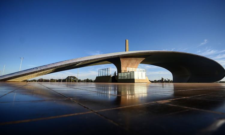 O cÃ©u fica de claro a parcialmente nublado, passando a nublado no decorrer do dia