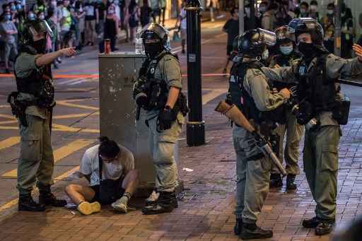 A polÃ­cia de choque deteve um homem depois que liberou manifestantes que participavam de uma manifestaÃ§Ã£o contra uma nova lei de seguranÃ§a nacional em Hong Kong em 1Âº de julho de 2020