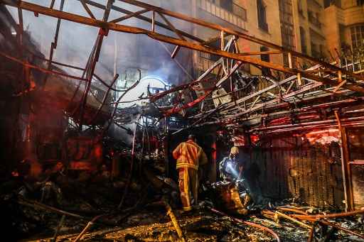 Os socorristas procuram sobreviventes no local de uma explosÃ£o no centro de saÃºde Sina At'har, no norte da capital do IrÃ£, TeerÃ£, no norte de TeerÃ£, em 30 de junho de 2020.