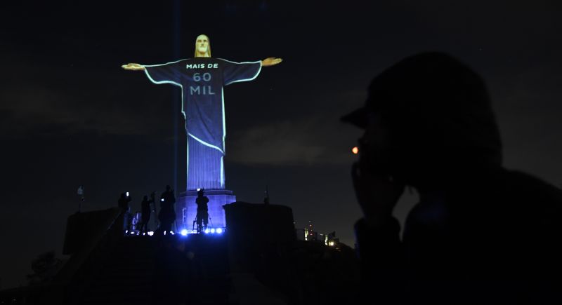 No Rio, a imagem de Cristo homenageia os milhares de brasileiros que perderam a vida pela doenÃ§a no paÃ­s; houve missa no SantuÃ¡rio do Redentor