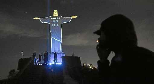 No Rio, a imagem de Cristo homenageia os milhares de brasileiros que perderam a vida pela doenÃ§a no paÃ­s; houve missa no SantuÃ¡rio do Redentor