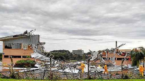 Em ChapecÃ³, ventania e chuva forte deixaram um rastro de destruiÃ§Ã£o, com uma vÃ­tima fatal. RegiÃ£o da Grande FlorianÃ³polis foi a que mais sofreu