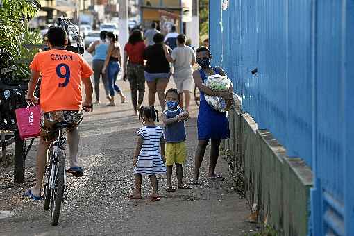 Em meio Ã  pandemia, vÃ¡rias pessoas circulam nas ruas de ValparaÃ­so