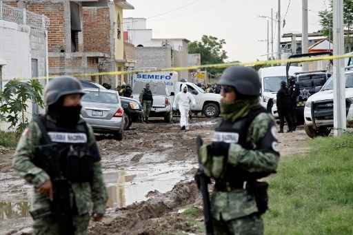 Membros da Guarda Nacional permanecem perto da cena do crime, onde 24 pessoas foram mortas em Irapuato, estado de Guanajuato, MÃ©xico, em 1Âº de julho de 2020.