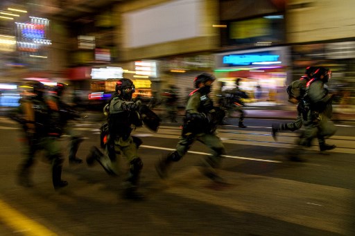 A polÃ­cia avanÃ§a em manifestantes durante uma manifestaÃ§Ã£o contra uma nova lei de seguranÃ§a nacional em Hong Kong em 1Âº de julho de 2020, no 23Âº aniversÃ¡rio da transferÃªncia da cidade da GrÃ£-Bretanha para a China.