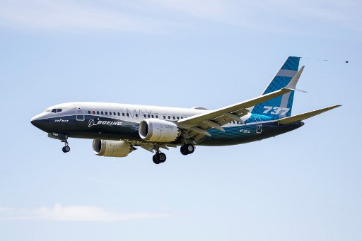 Nesta foto de arquivo tirada em 29 de junho de 2020, um jato Boeing 737 MAX chega para aterrissar apÃ³s um voo de teste da Federal Aviation Administration (FAA) no Boeing Field em Seattle, Washington.