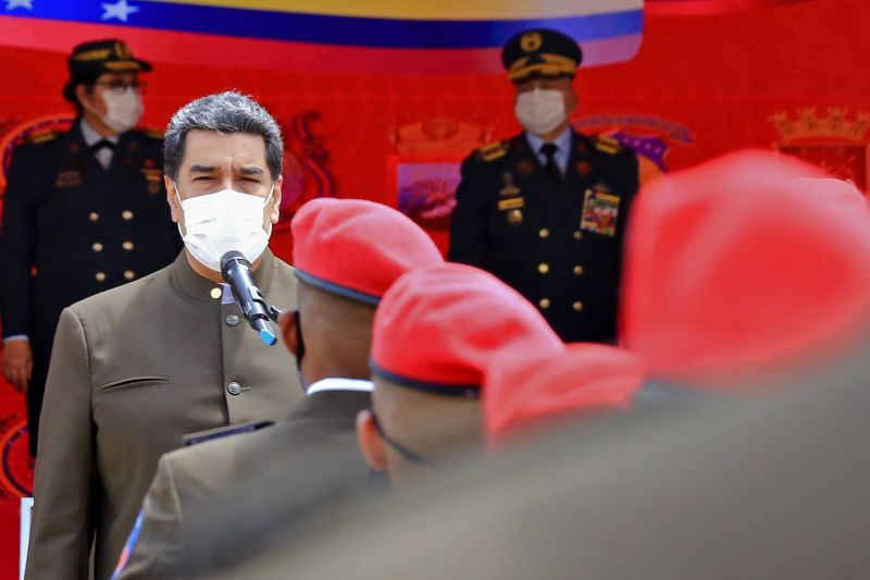 De mÃ¡scara, o lÃ­der chavista discursa durante cerimÃ´nia militar, em Caracas: vitÃ³ria de GuaidÃ³ na JustiÃ§a britÃ¢nica