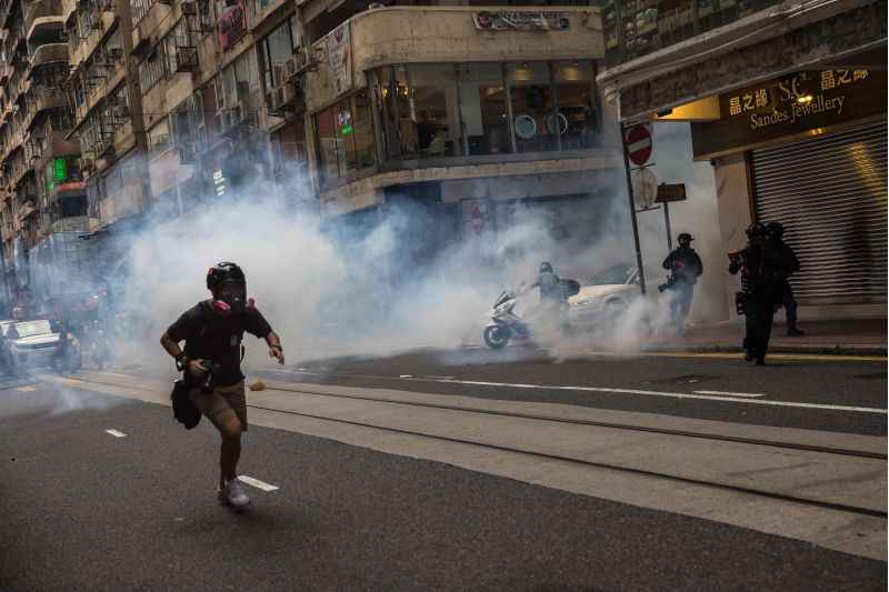 homem correndo em meio a fumaÃ§a