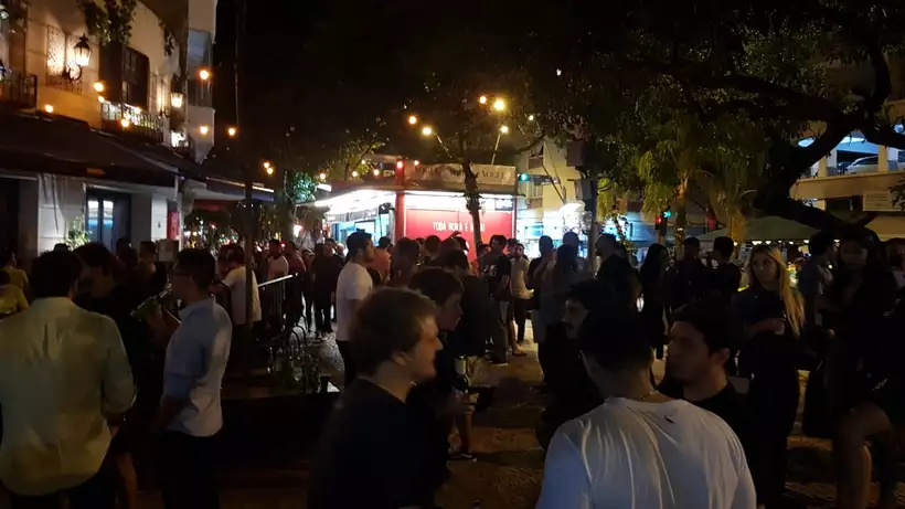 AglomeraÃ§Ã£o de clientes em bar na Rua Dias Ferreira, no Leblon