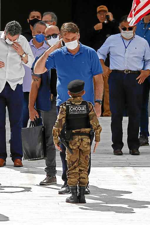 Bolsonaro bate continÃªncia para menino fantasiado de policial do choque, na  subida da rampa do Planalto. Simpatia, silÃªncio, aproximaÃ§Ã£o do CentrÃ£o e acenos ao social o fazem palatÃ¡vel aos setores populares