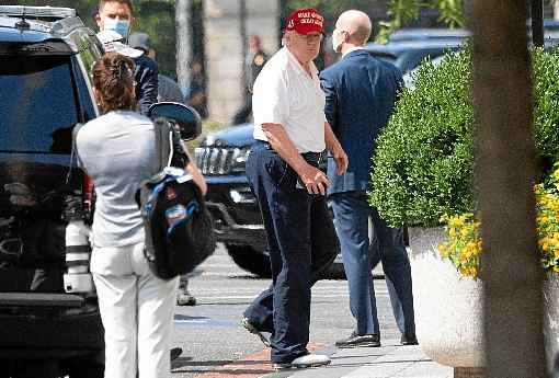 Donald Trump chega Ã  Casa Branca apÃ³s jogar golfe: magnata republicano tem minimizado a propagaÃ§Ã£o do Sars-CoV-2 no paÃ­s