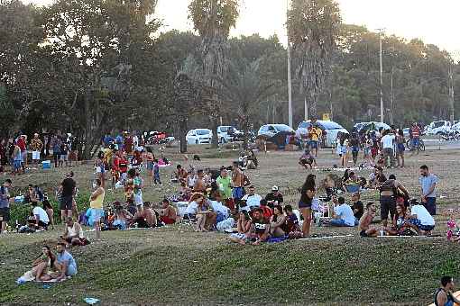 Pessoas reuniram-se sem mÃ¡scara e sem respeitar o distanciamento mÃ­nimo na orla ao lado da Ponte JK