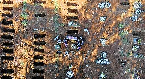 CemitÃ©rio de Vila Formosa, em SÃ£o Paulo. Estado estima 23 mil mortes atÃ© 15 de julho; hoje sÃ£o 16 mil