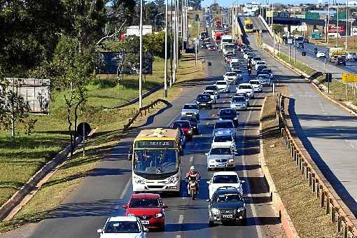 Motoristas enfrentaram lentidÃ£o, na BR-040, prÃ³ximo ao viaduto de Santa Maria. Via registrou congestionamento, na manhÃ£ de ontem