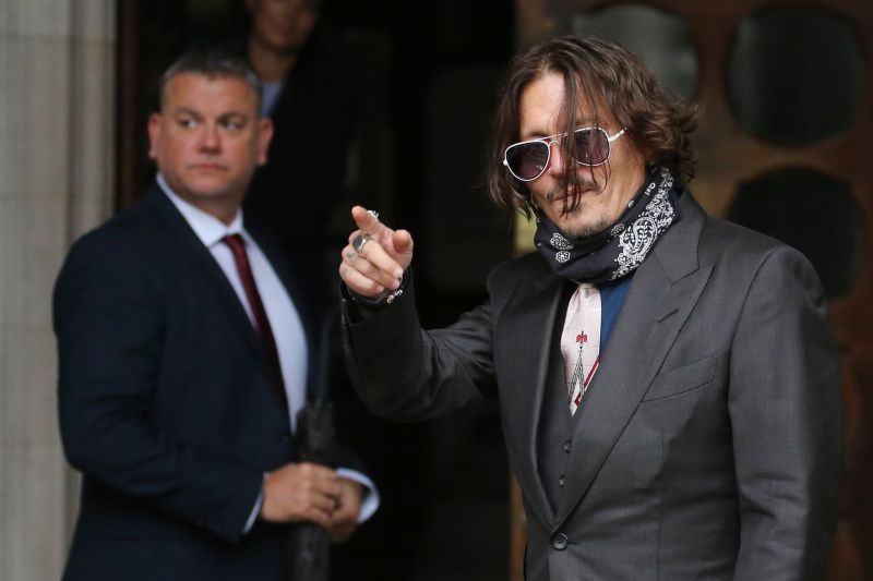 Johnny Depp entrando em tribunal