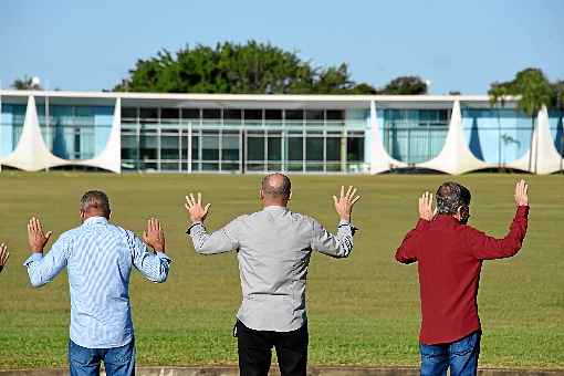 Apoiadores foram, ontem, ao PalÃ¡cio da Alvorada e oraram pela recuperaÃ§Ã£o do presidente