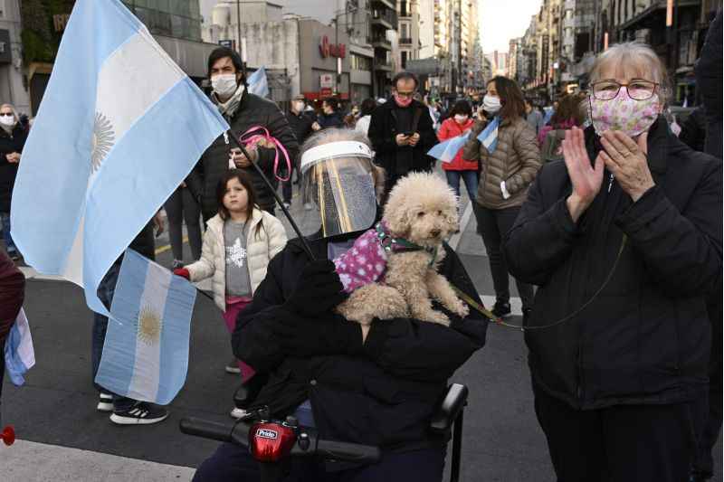 pessoas andando na rua