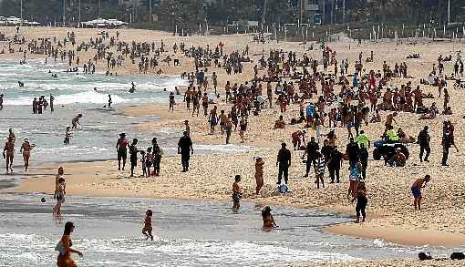 Praias  enchem no Rio no primeiro domingo de flexibilizaÃ§Ã£o; aglomeraÃ§Ãµes na areia seguem proibidas