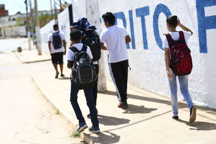 A partir do ECA tornou-se dever da famÃ­lia, da sociedade e do Estado assegurar com 