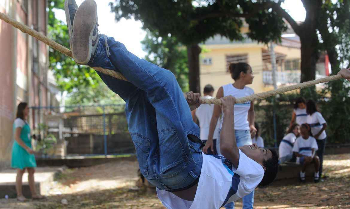 CrianÃ§a brincando em corda