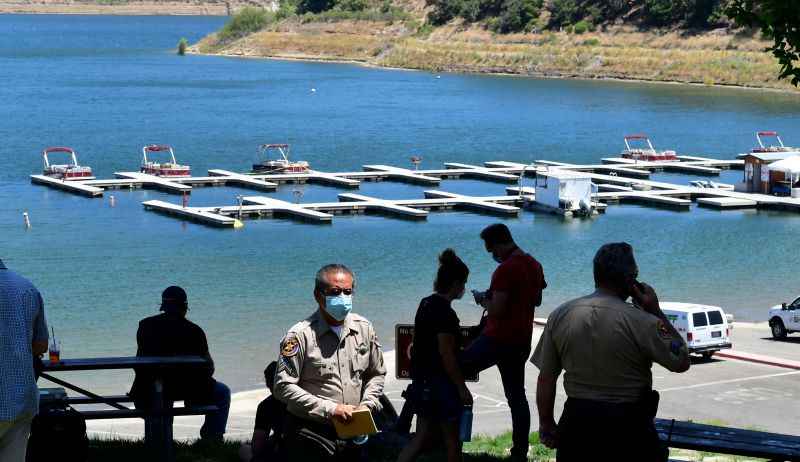 A atriz Naya Rivera continua desaparecida desde a semana passada quando fazia um passeio com o filho no Lago Piru  no condado de Ventura, na CalifÃ³rnia. As buscas vÃ£o atÃ© terÃ§a-feira (14/7)