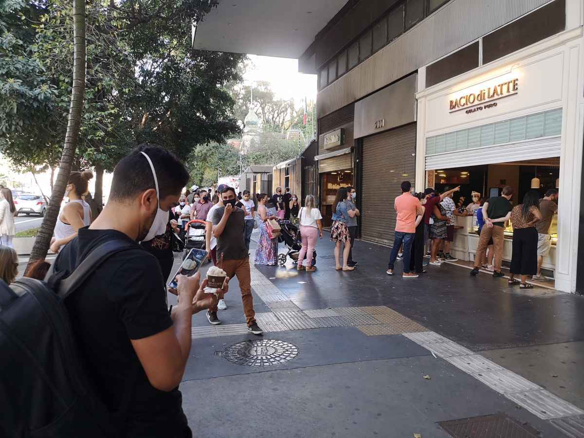 Pessoas andando em SÃ£o Paulo