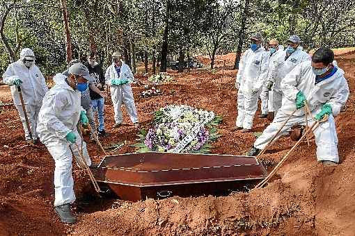 Sepultamento de vÃ­tima da covid-19 em SÃ£o Paulo. Estado teve, ontem, o segundo pior nÃºmero de mortes diÃ¡rias: 417