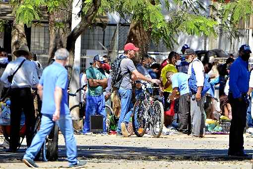 Flagrante de pessoas muito prÃ³ximas no centro de CeilÃ¢ndia: cidade Ã© a que mais tem casos e mortes por covid-19 no Distrito Federal