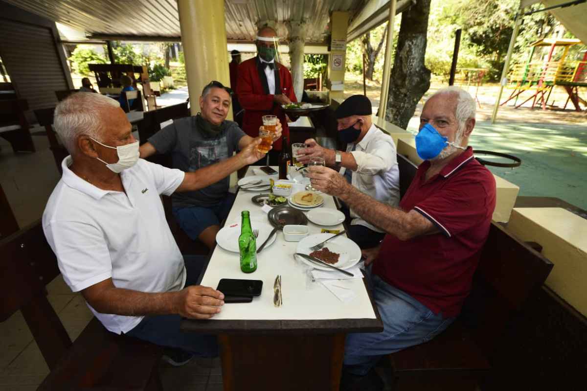 Grupo da Confraria do Beirute - Ubaldo Oliveira, JoÃ£o Gomes, FÃ¡bio Correia e Robson GonÃ§alves