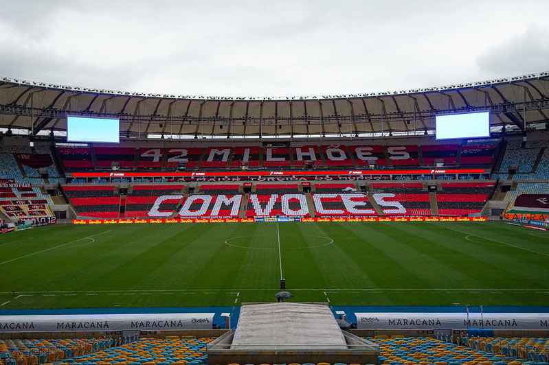 Mosaico em rubro-negro na arquibancada vazia do MaracanÃ£ diz: 42 milhÃµes com vocÃªs