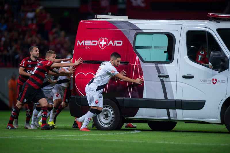 Flamengo e Vasco empurram ambulÃ¢ncia atolada no ManÃ© Garrincha em 2018: torneio pode ser disputado em meio ao avanÃ§o da pandemia no DF