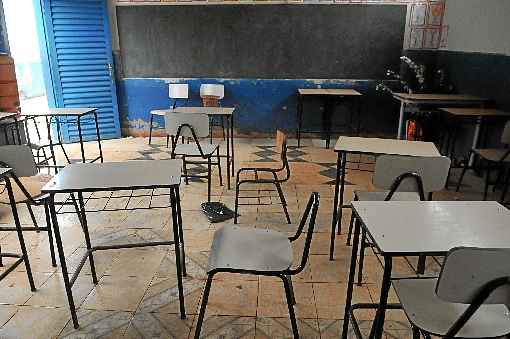 Sala de aula precÃ¡ria em Ãguas Lindas. PopulaÃ§Ã£o de baixa renda, sobretudo preta a parda, Ã© a maior vÃ­tima da evasÃ£o escolar