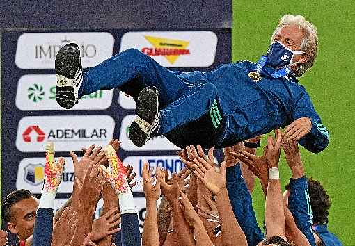 No MaracanÃ£ sem pÃºblico, o treinador portuguÃªs foi celebrado pelos jogadores ao final da partida: possÃ­vel viagem marcada para a terra natal