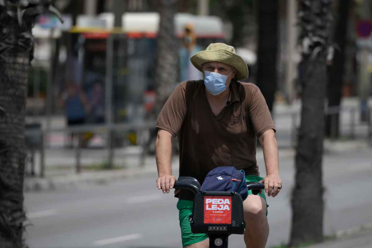 Homem andando de bicicleta em Barcelona