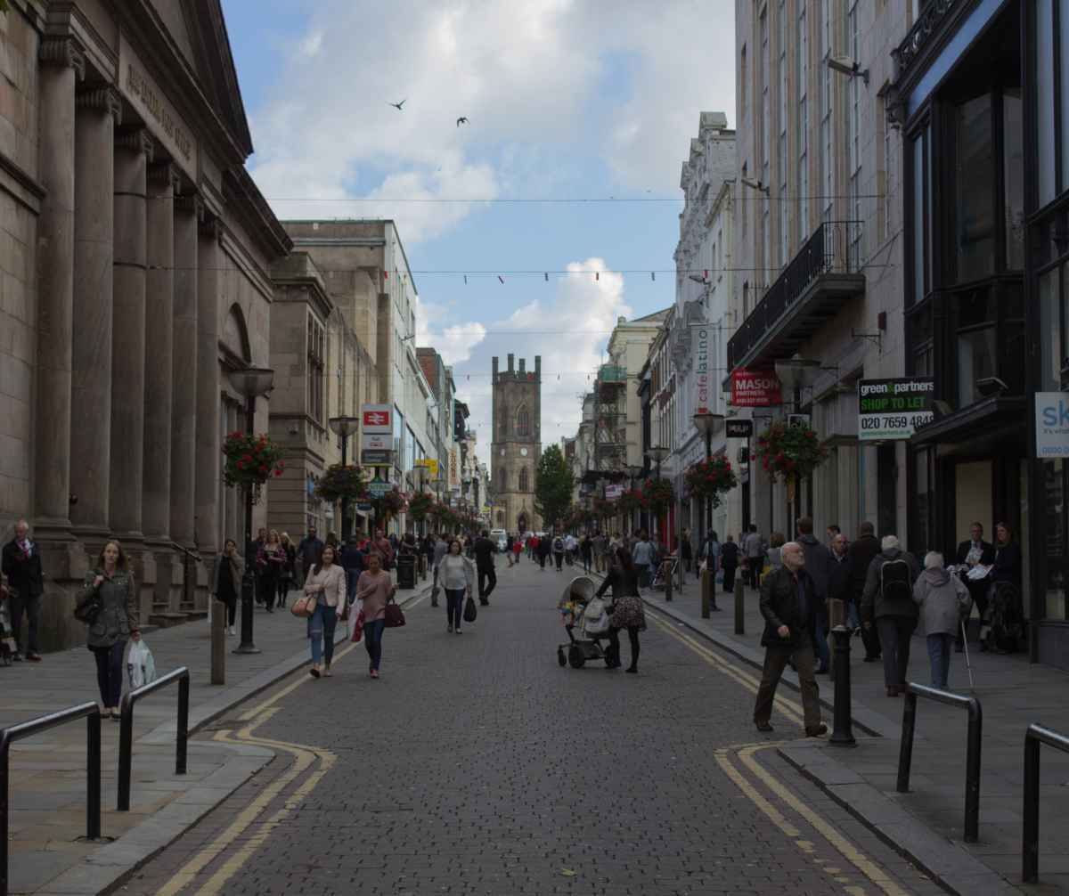 Pessoas andando na Inglaterra