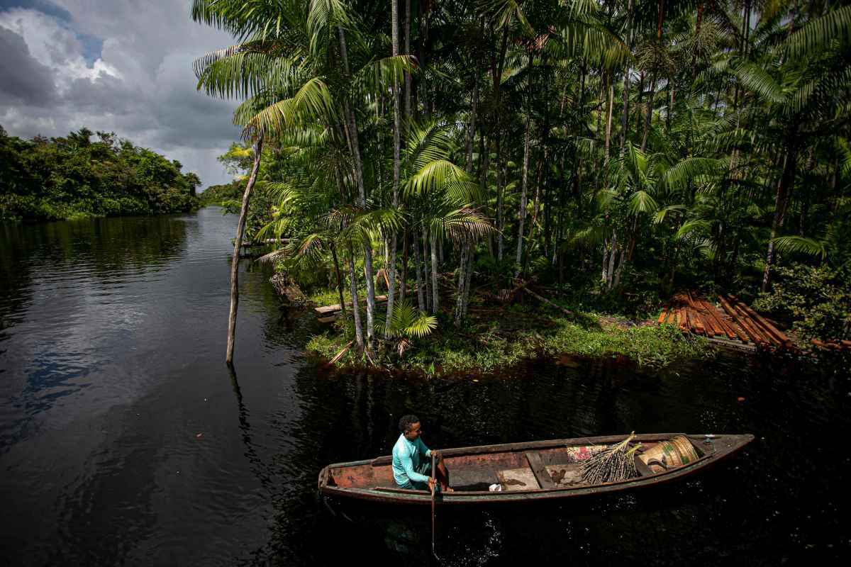 Pessoa em barco na AmazÃ´nia