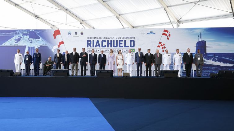 O presidente Michel Temer e o entÃ£o presidente eleito Jair Bolsonaro no lanÃ§amento do submarino Riachuelo